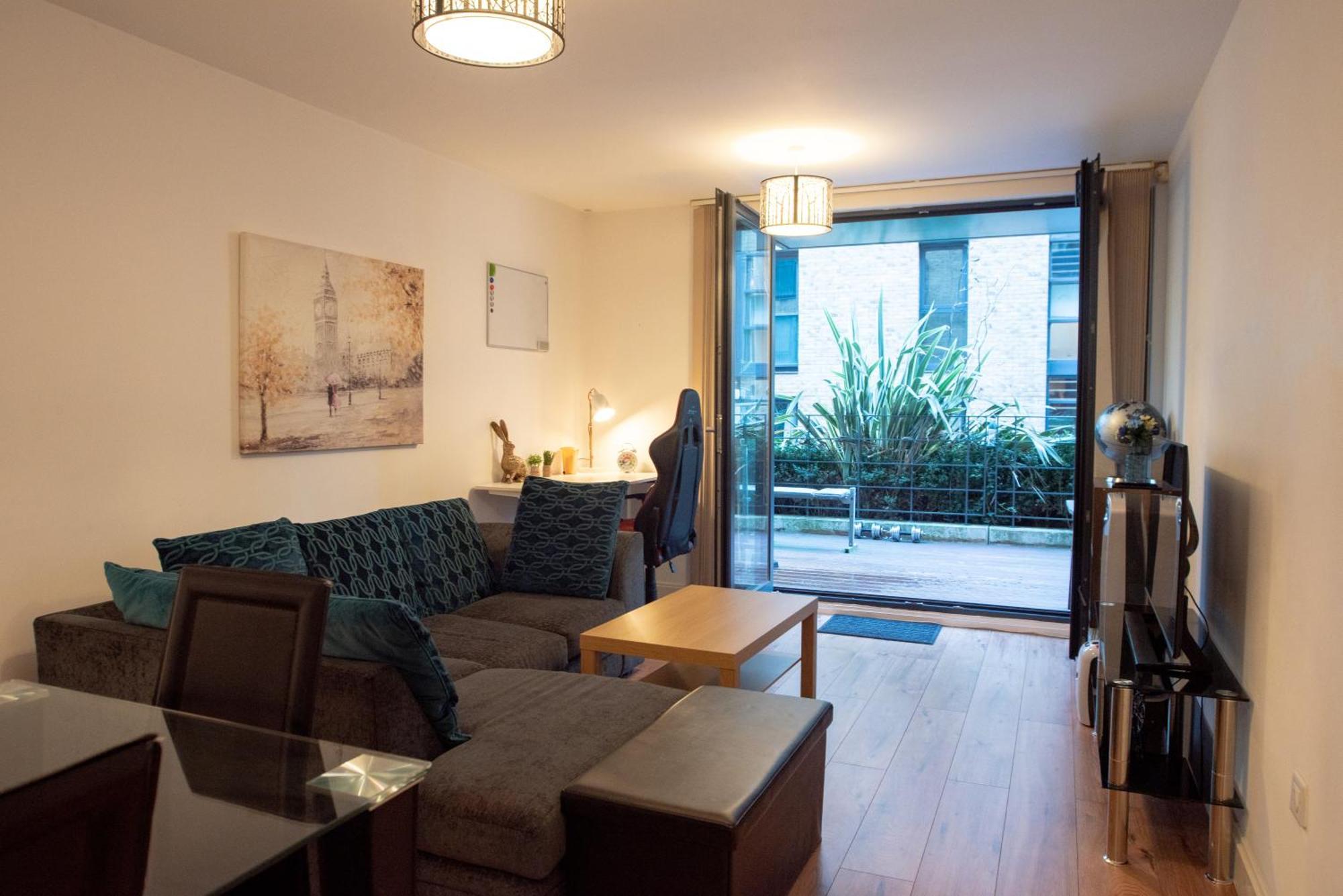 Spacious 1 Bed Apartment With Workspace, Coffee & Free Secure Parking برمنغهام المظهر الخارجي الصورة