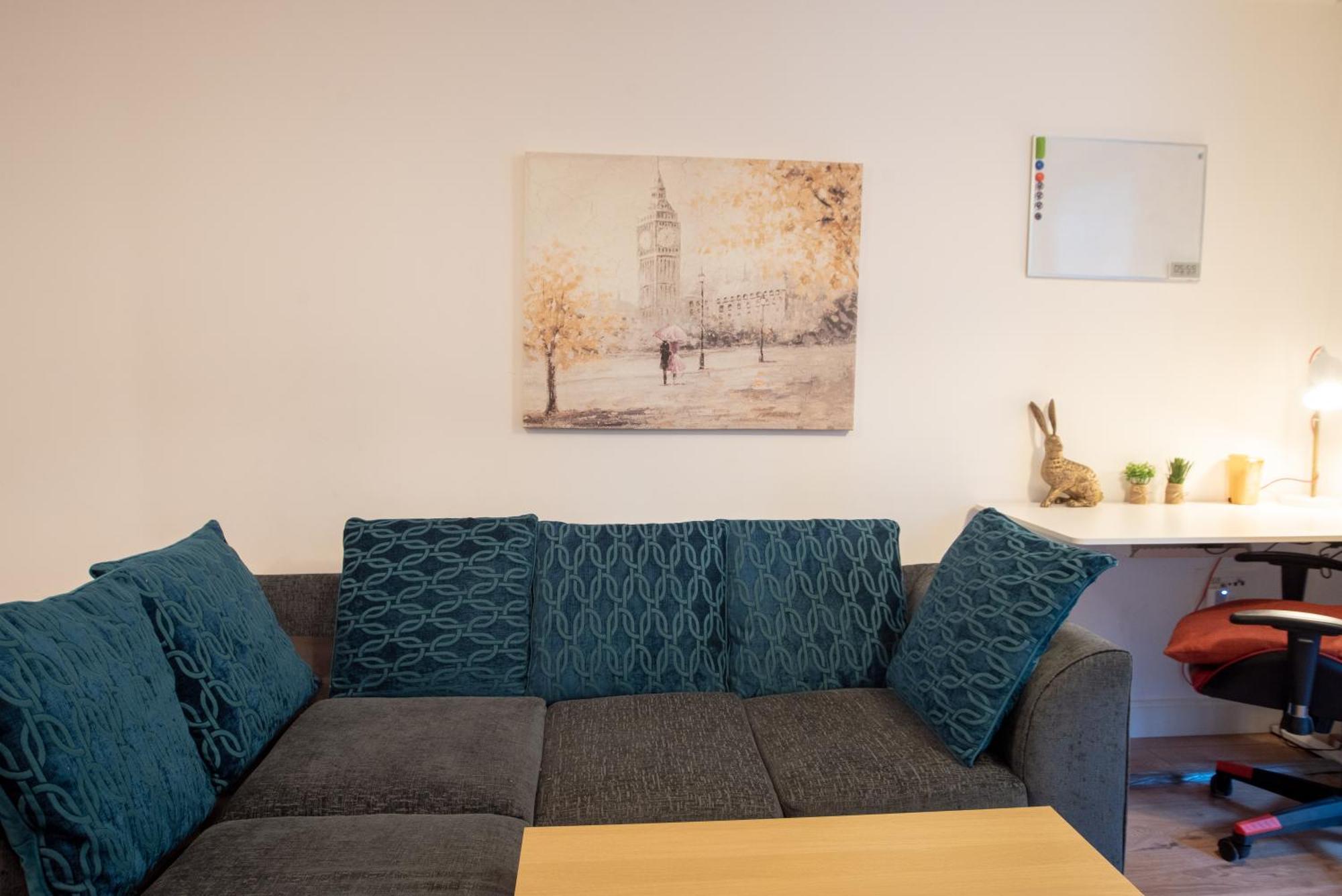 Spacious 1 Bed Apartment With Workspace, Coffee & Free Secure Parking برمنغهام المظهر الخارجي الصورة