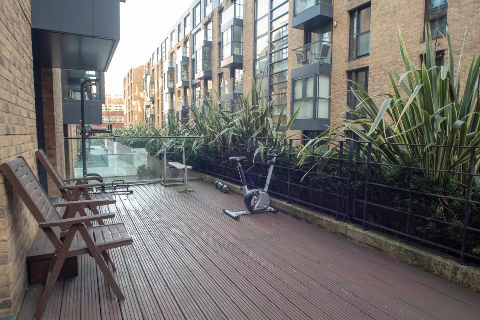 Spacious 1 Bed Apartment With Workspace, Coffee & Free Secure Parking برمنغهام المظهر الخارجي الصورة