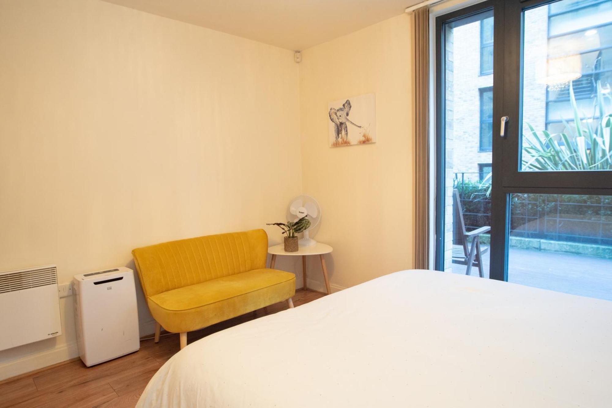 Spacious 1 Bed Apartment With Workspace, Coffee & Free Secure Parking برمنغهام المظهر الخارجي الصورة