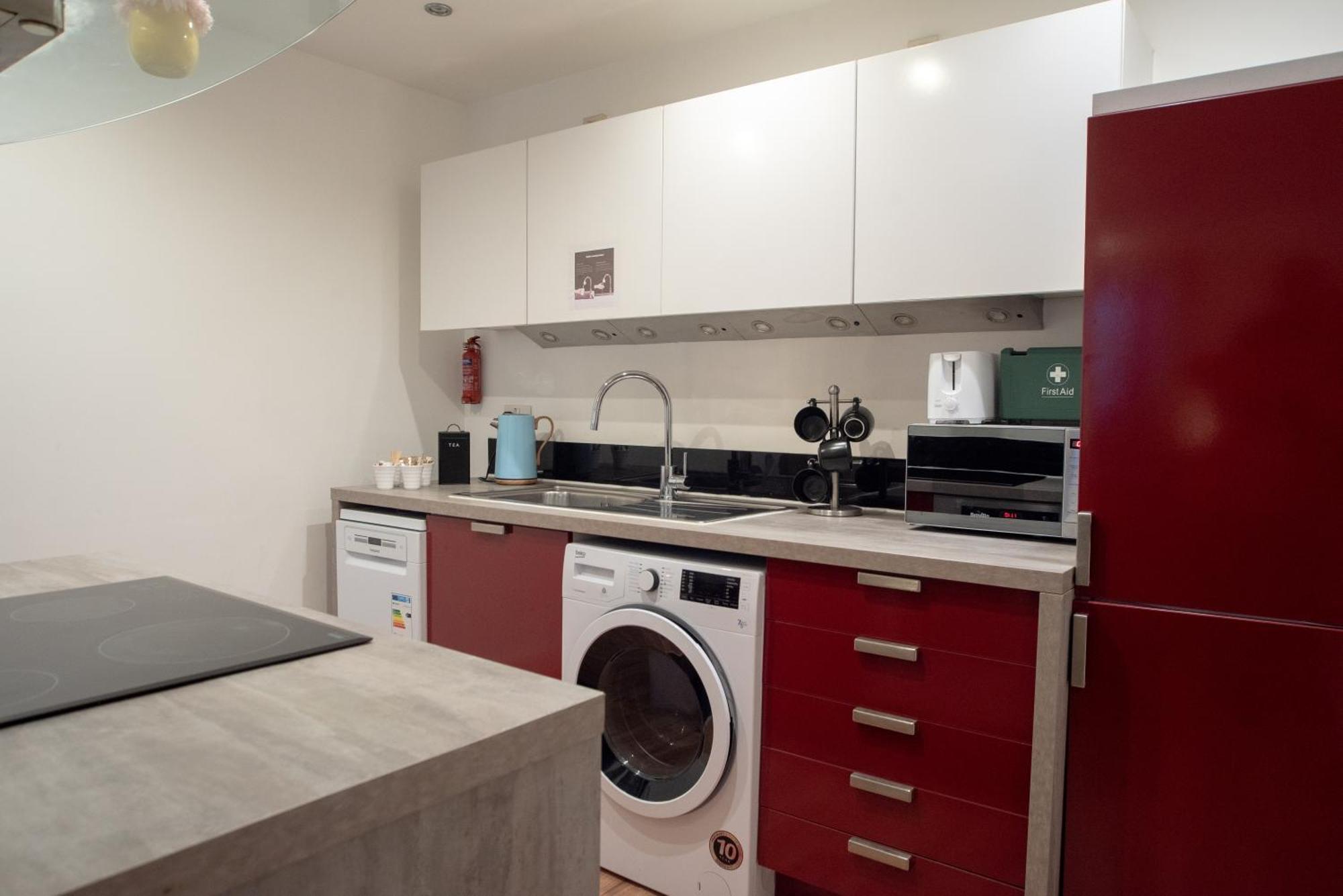 Spacious 1 Bed Apartment With Workspace, Coffee & Free Secure Parking برمنغهام المظهر الخارجي الصورة