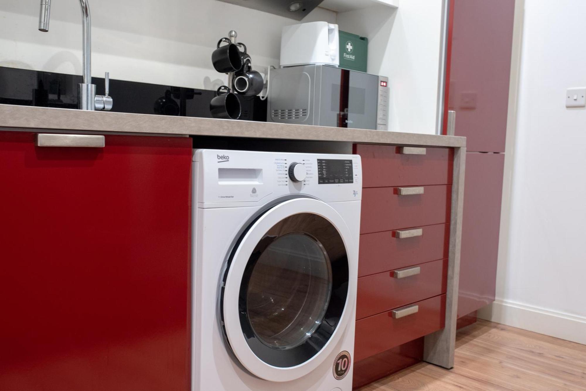 Spacious 1 Bed Apartment With Workspace, Coffee & Free Secure Parking برمنغهام المظهر الخارجي الصورة