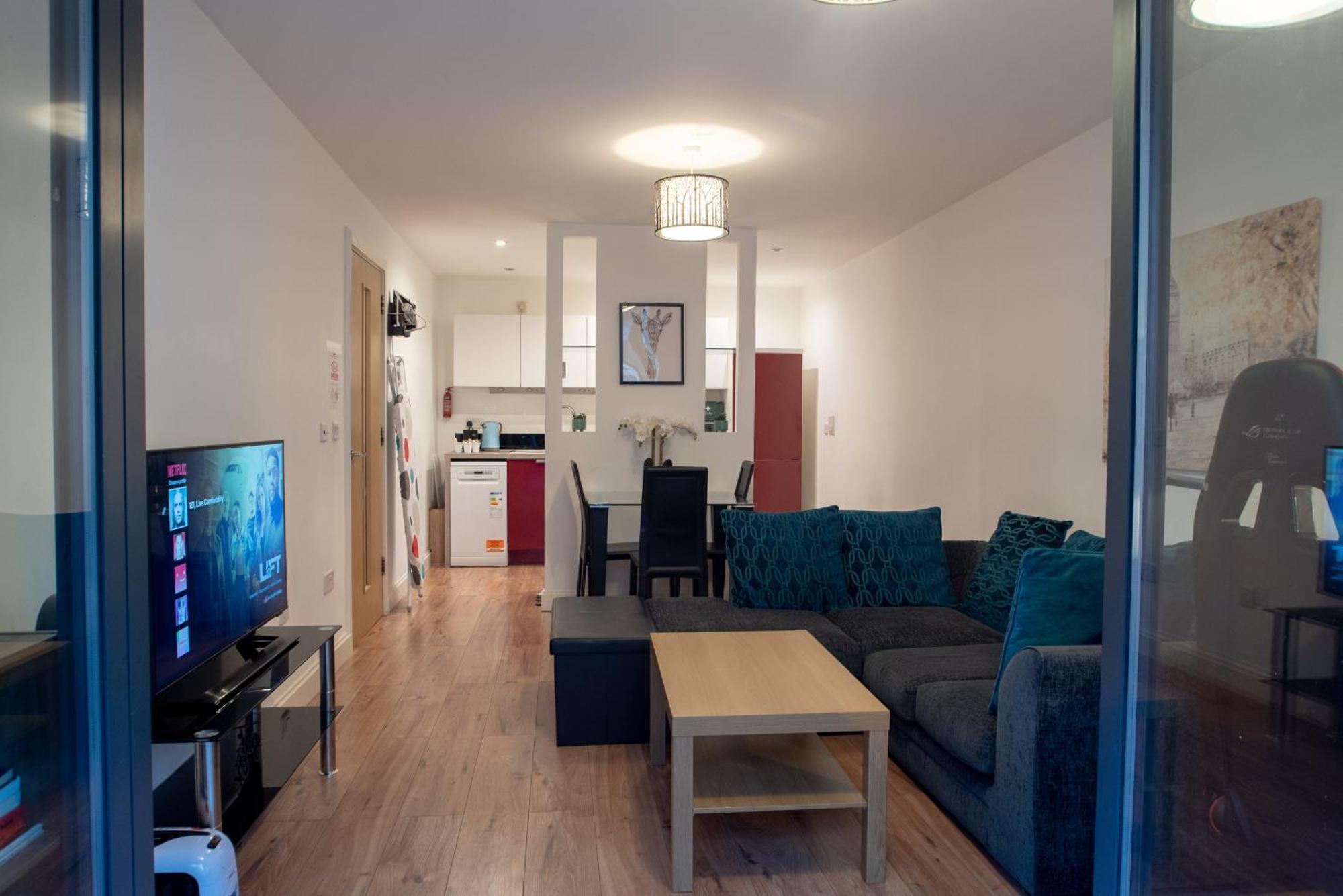 Spacious 1 Bed Apartment With Workspace, Coffee & Free Secure Parking برمنغهام المظهر الخارجي الصورة