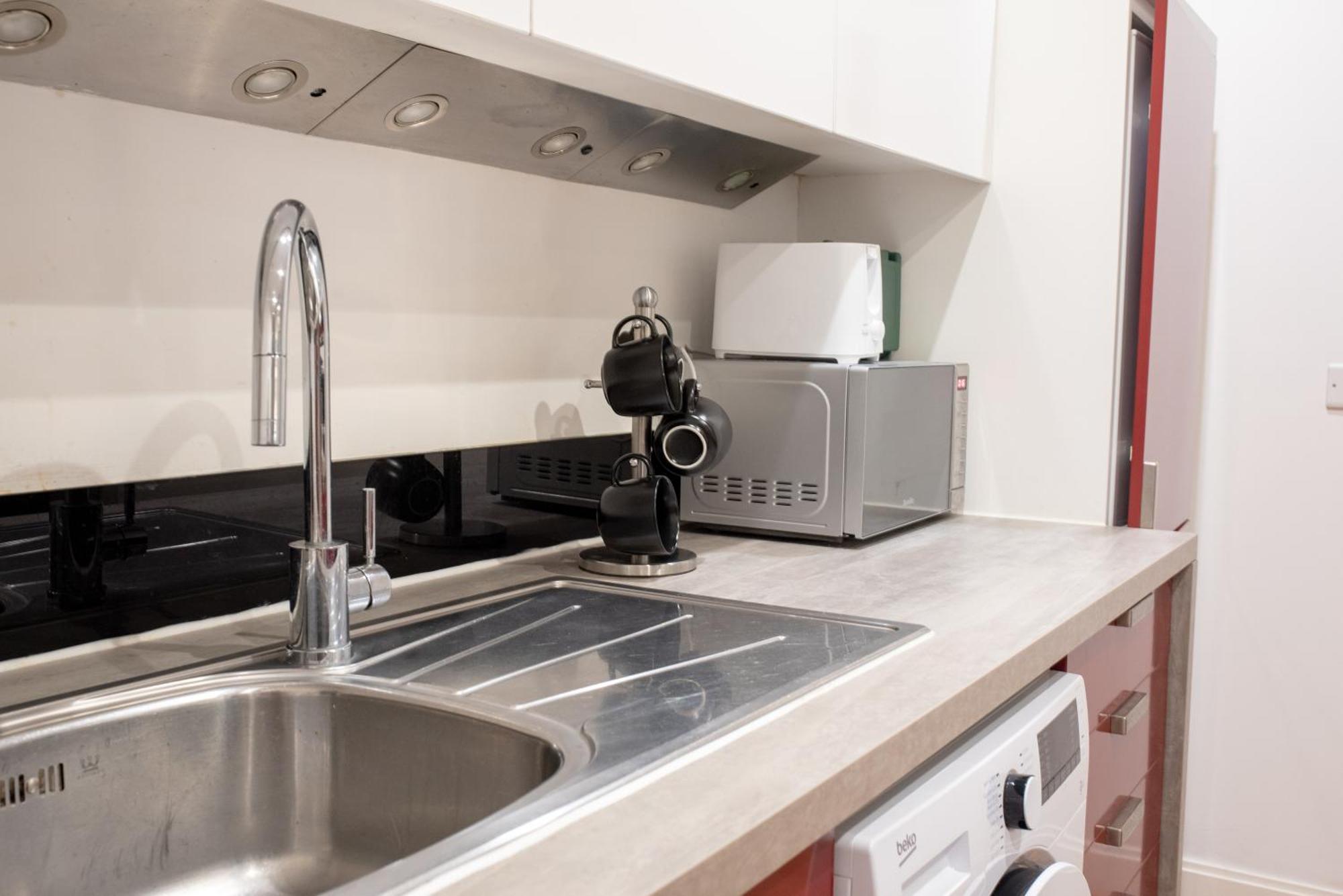 Spacious 1 Bed Apartment With Workspace, Coffee & Free Secure Parking برمنغهام المظهر الخارجي الصورة